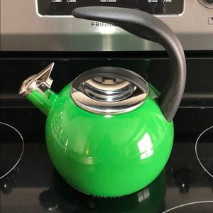Chantal Whistling Kettle in Green